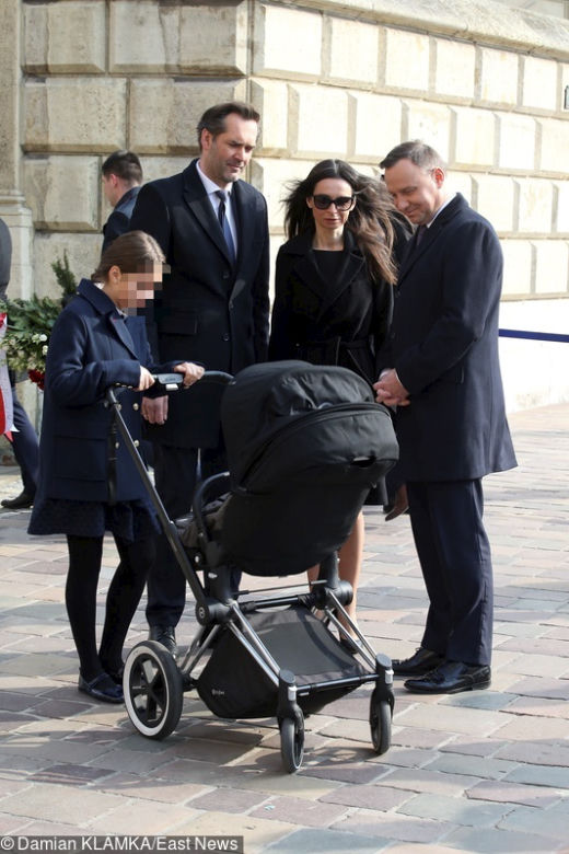 Marta Kaczyńska z mężem, jedną córką i synkiem na Wawelu 