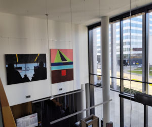 W Sądzie Apelacyjnym w Krakowie powiesili obrazy. Niektórzy robią dziwne miny