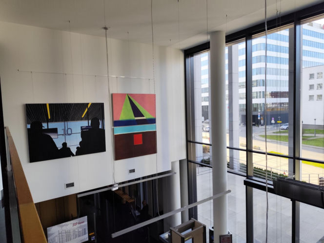 W Sądzie Apelacyjnym w Krakowie powiesili obrazy. "Niektórzy robią dziwne miny"