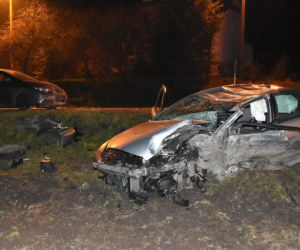 19-latek stracił kontrolę na łuku drogi. Do szpitala trafiły cztery osoby