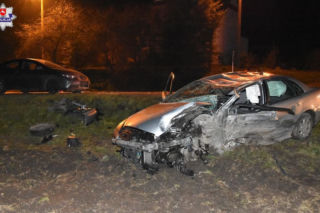 19-latek stracił kontrolę na łuku drogi. Do szpitala trafiły cztery osoby - ZDJĘCIA