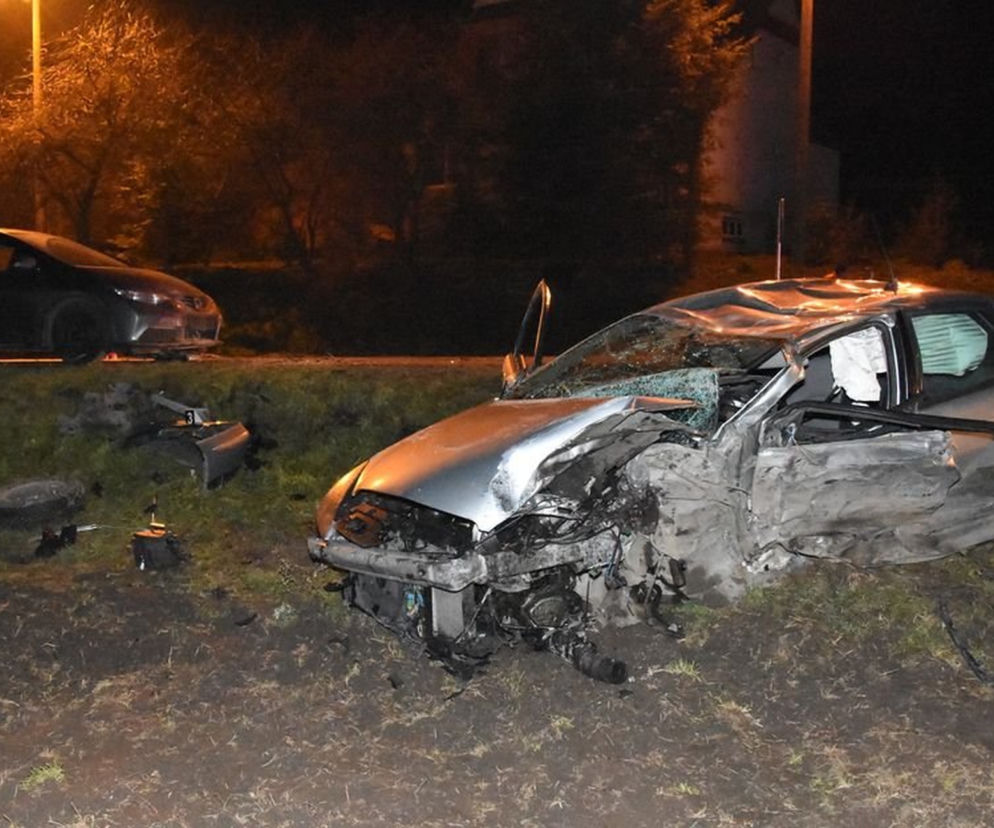 19-latek stracił kontrolę na łuku drogi. Do szpitala trafiły cztery osoby