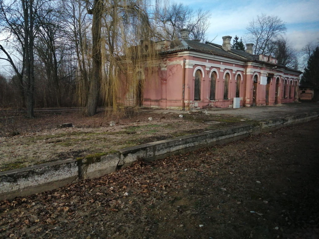 Niszczejący budynek dworca kolejowego w Mordach