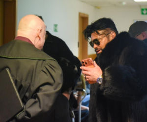 Krzysztof Rutkowski w futrze w sądzie