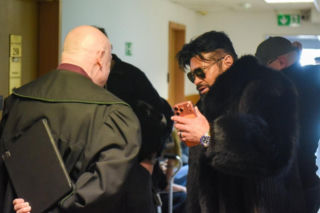 Krzysztof Rutkowski w futrze w sądzie