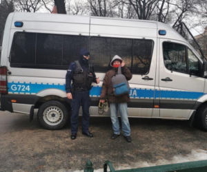 Policjanci dali bezdomnemu buty, by ten mógł pójść do pracy