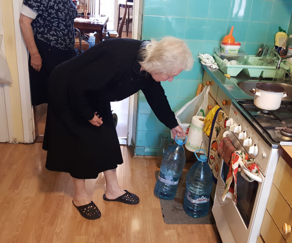 Mieszkanki domu są zdane na pomoc innych