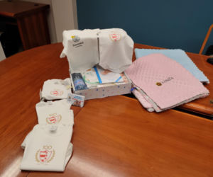 Nowość w łomżyńskiej wyprawce dla noworodków. Dzieci dostaną body z logo ŁKS-u