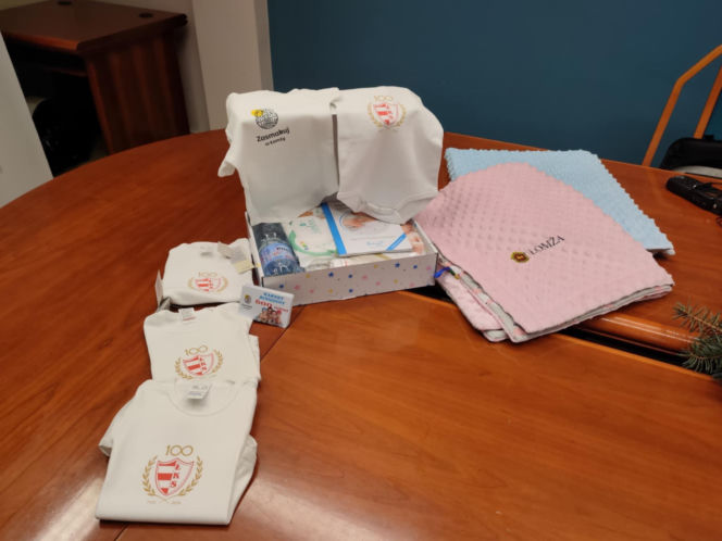 Nowość w łomżyńskiej wyprawce dla noworodków. Dzieci dostaną body z logo ŁKS-u