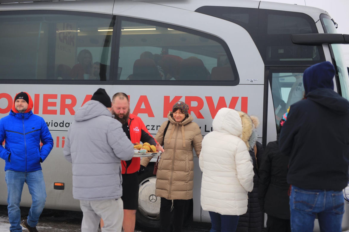 „Lodowata krew z gorących serc”. Lubelskie morsy morsują i pomagają!