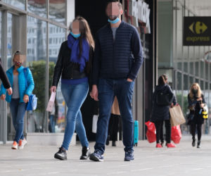 Ludzie na ulicach Warszawy