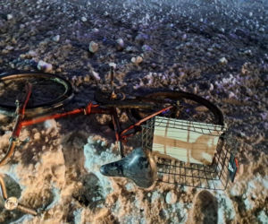 Nocą bez świateł jechał na rowerze, dla kierowców był niemal niewidoczny. Wypadek w Somiance