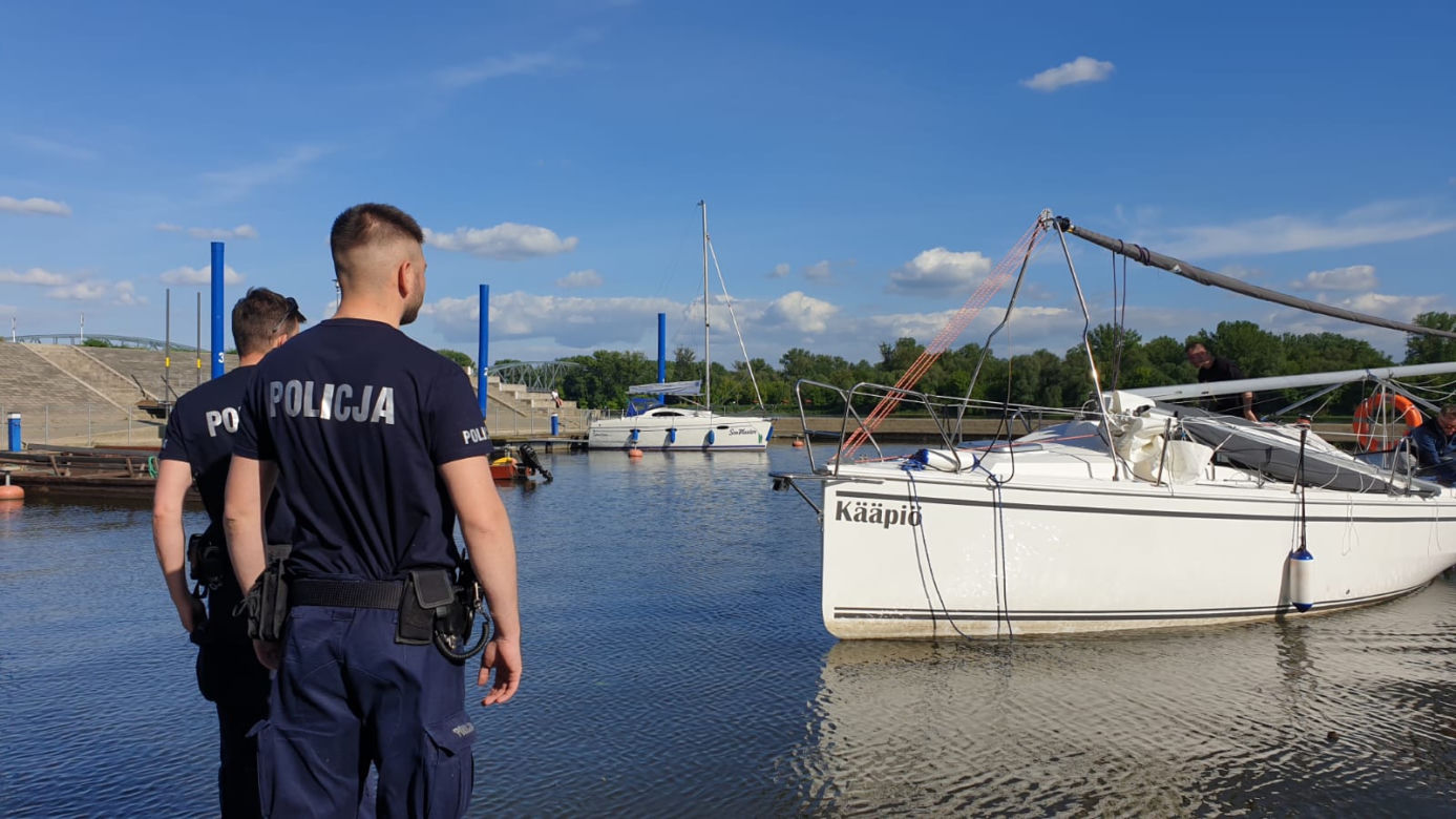 Akcja ratunkowa na Wiśle w Toruniu. Wodniacy ocalili załogę jachtu!