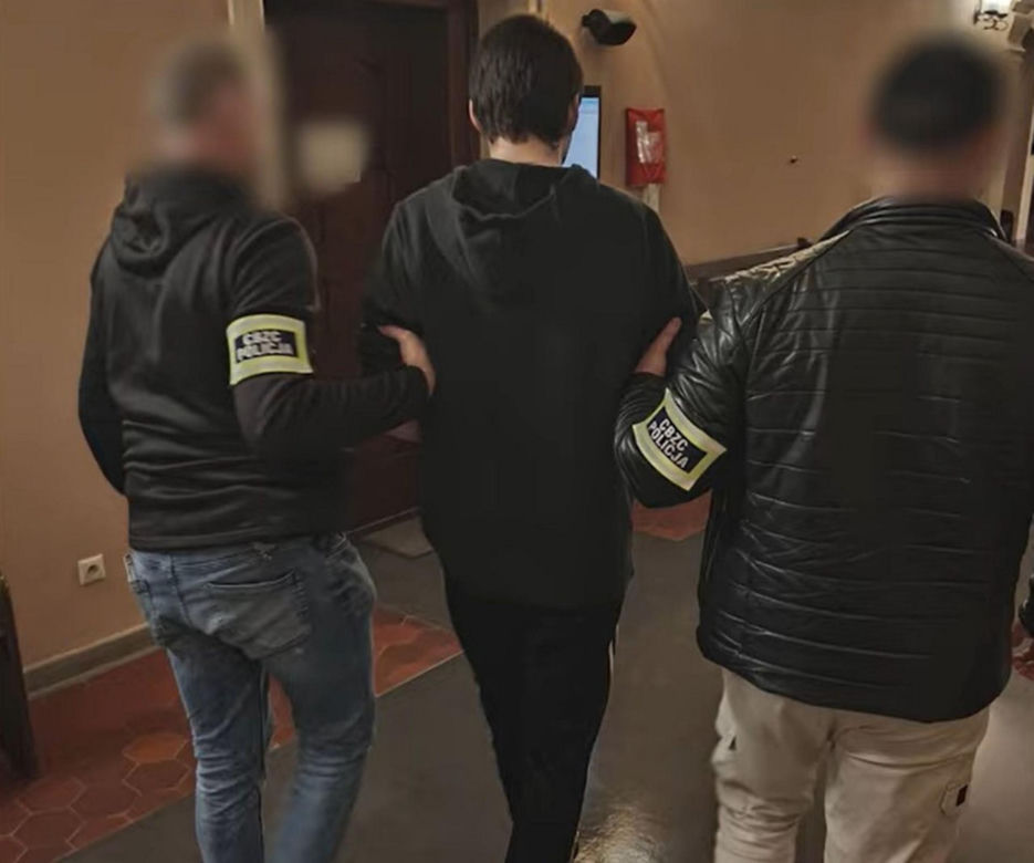Zatrzymania w sprawie fałszywych alarmów bombowych. Wśród podejrzanych 21-latek z Białegostoku