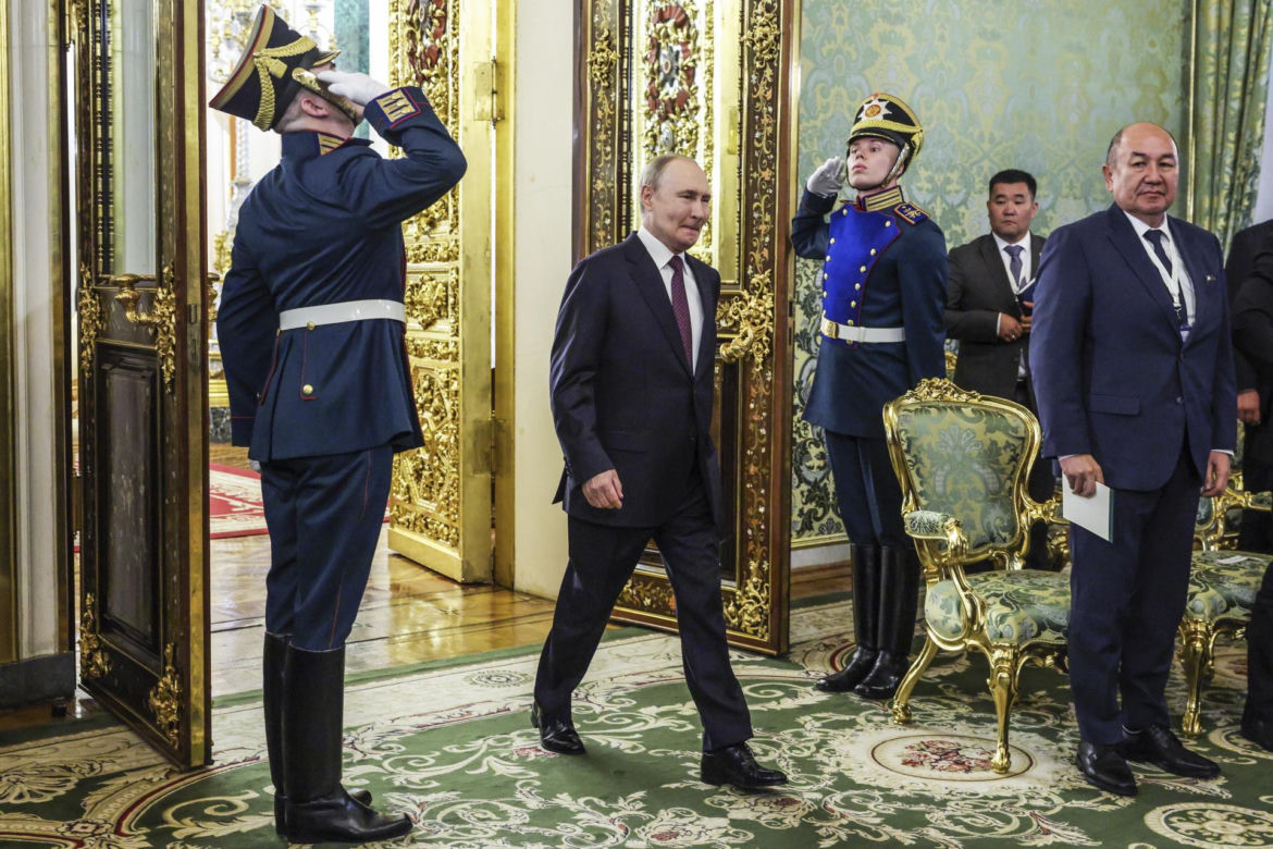  Zwrócili uwagę na ręce Putina. Zagadka rozwiązana?
