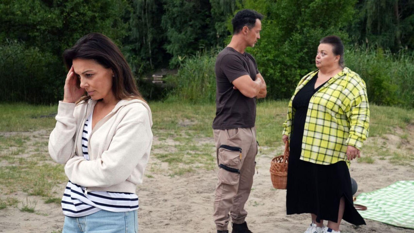 Barwy szczęścia odc. 3102. Kasia (Katarzyna Glinka), Mariusz (Rafał Cieszyński), Borowska (Dorota Piasecka) - sąsiadka z Brzezin