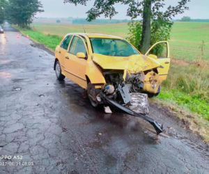 Kierowca osobówki wbił się w drzewo! Dramatyczny wypadek pod Grudziądzem
