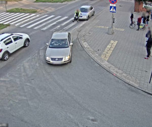Pijany biegał po ulicy w centrum Łodzi i kopał przejeżdżające samochody. Interweniowali strażnicy miejscy