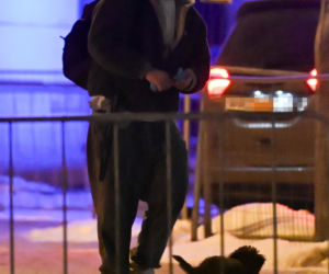 Sebastian Fabijański z pieskiem na spacerze