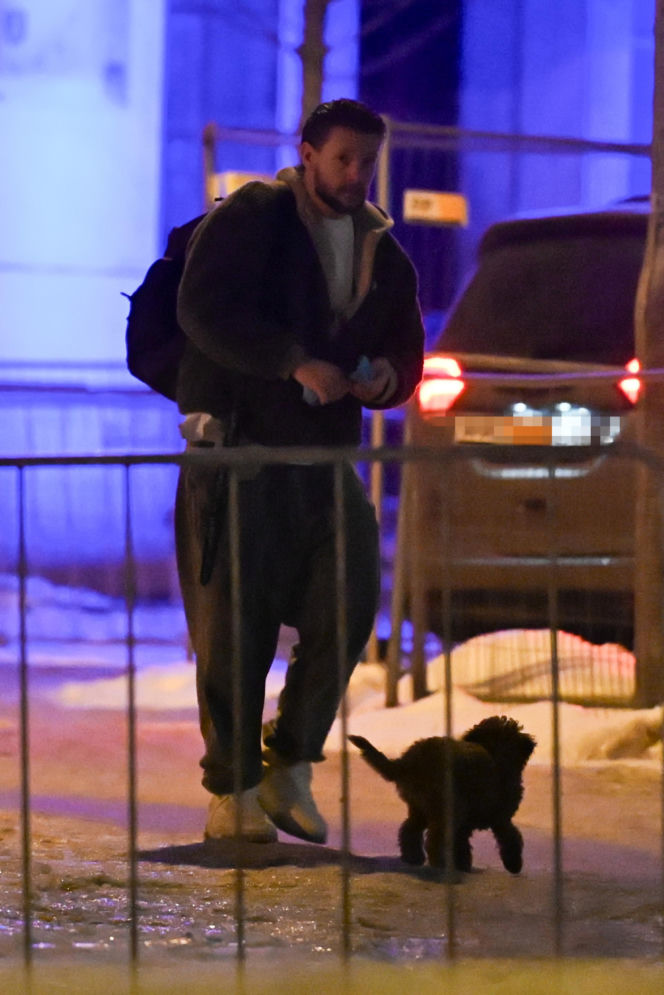 Sebastian Fabijański z pieskiem na spacerze