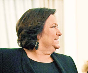 Pierwsza dama rzuca na kolana