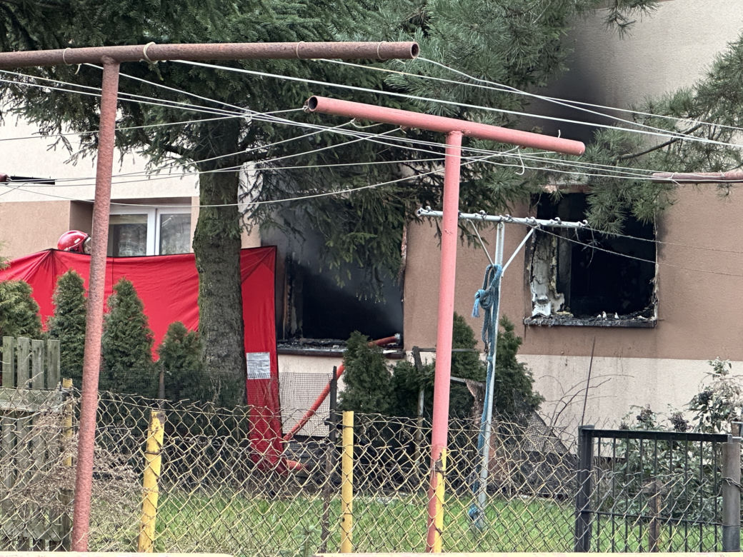 Tragiczny pożar w Nasielsku. Jęzory ognia buchały z okien mieszkania na parterze. Strażacy znaleźli w lokalu zwęglone zwłoki