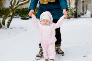Boisz się, że dziecko przewróci się przed domem? Tym posyp nawierzchnię, nie niszczy jak sól