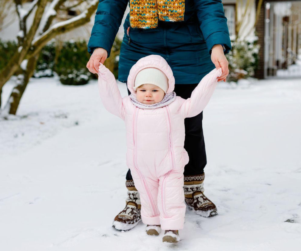 Boisz się, że dziecko poślizgnie się przed domem? Tym posyp nawierzchnię