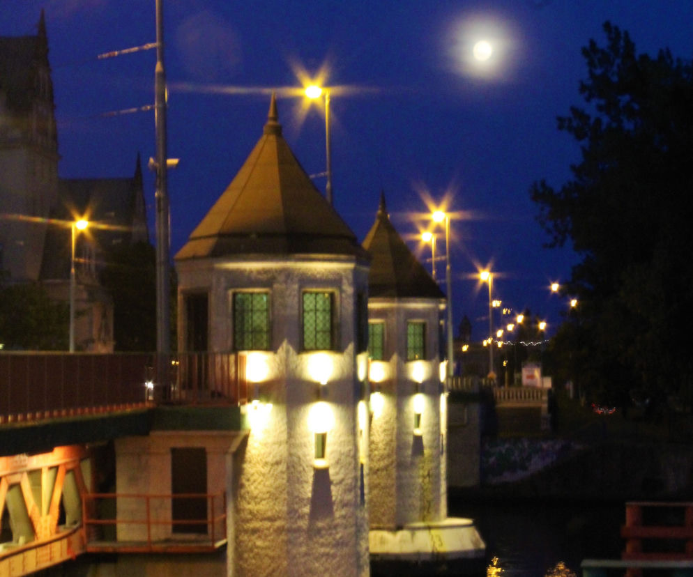 Most Długi nocą