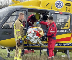 Dramat pod Wołominem. Pijany kierowca busa skosił dwóch pieszych. W akcji śmigłowiec LPR