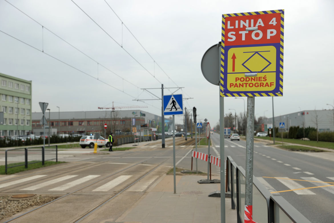 Motorniczowie zapominają opuścić pantograf i uszkadzają tramwaj. Na ratunek przyszli funkcjonariusze nadzoru ruchu