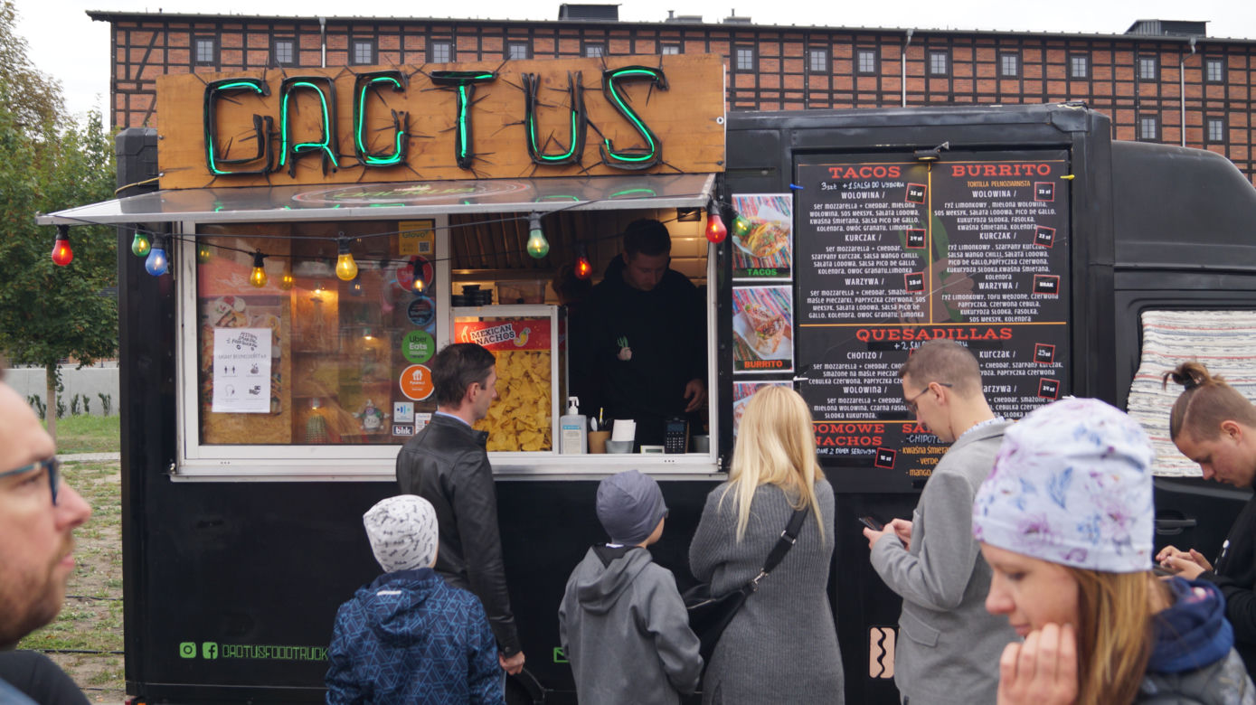 Festiwal Food Trucków 2021. Restauracje na kółkach zaparkowały na Wyspie Młyńskiej