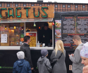 Festiwal Food Trucków 2021. Restauracje na kółkach zaparkowały na Wyspie Młyńskiej