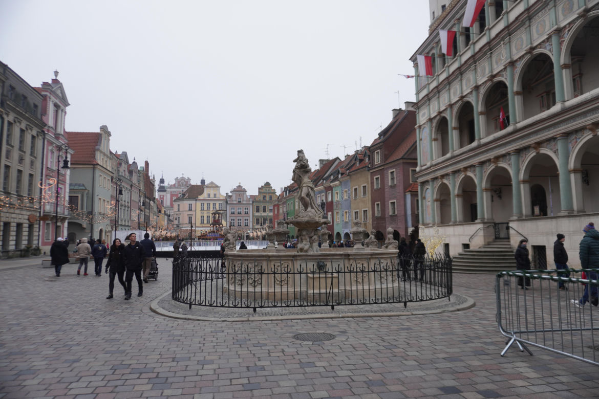 Tłumy ludzi na świątecznym spacerze na Starym Rynku w Poznaniu