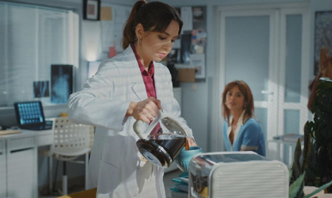 M jak miłość, odcinek 1896. Aneta (Ilona Janyst), Kama (Michalina Sosna)