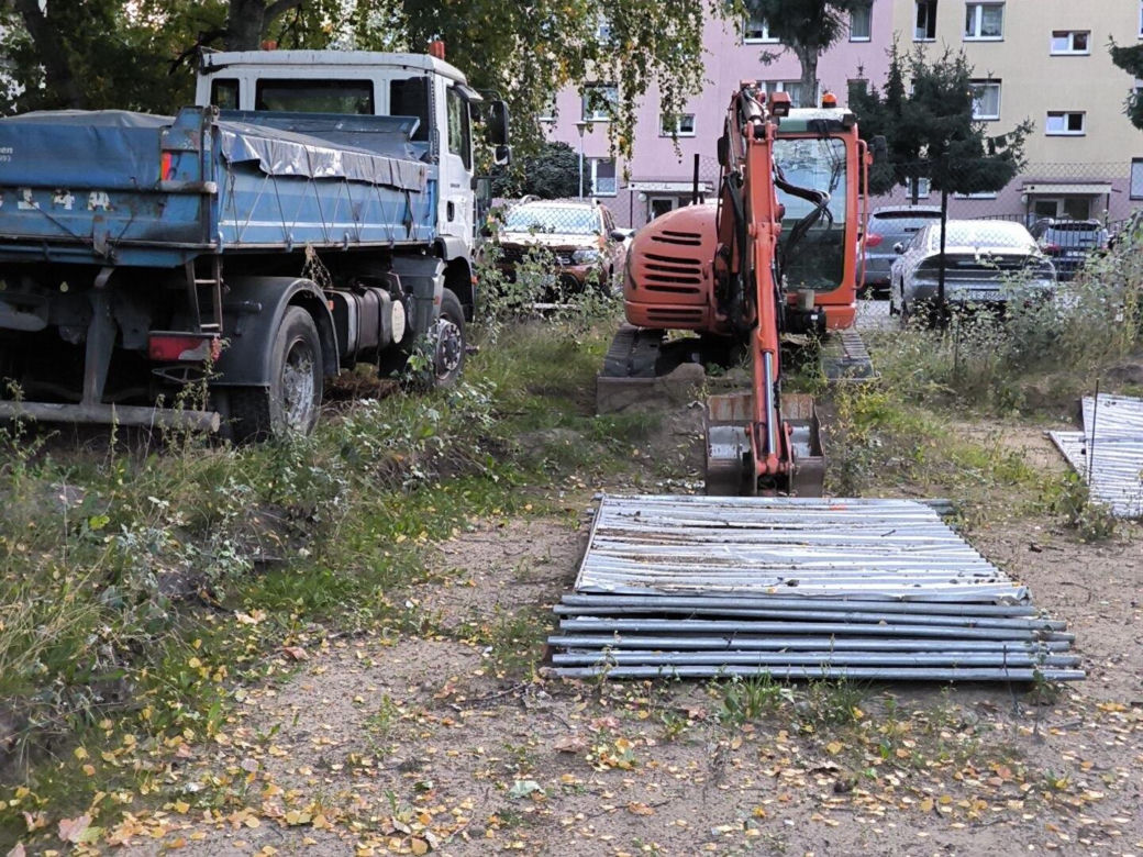 Wykonawca zszedł z placu budowy. Zostawił na nim sprzęt.