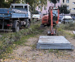 Wykonawca zszedł z placu budowy. Zostawił na nim sprzęt.
