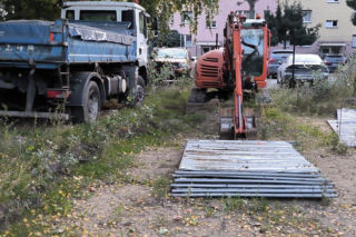 Wykonawca zszedł z placu budowy. Zostawił na nim sprzęt.