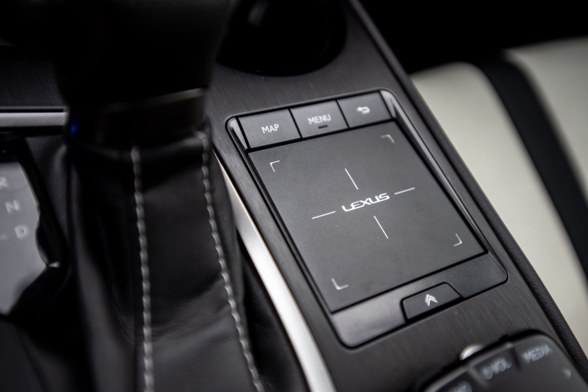 Range Rover Evoque D240 HSE vs Lexus UX 250h 