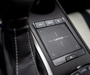 Range Rover Evoque D240 HSE vs Lexus UX 250h 