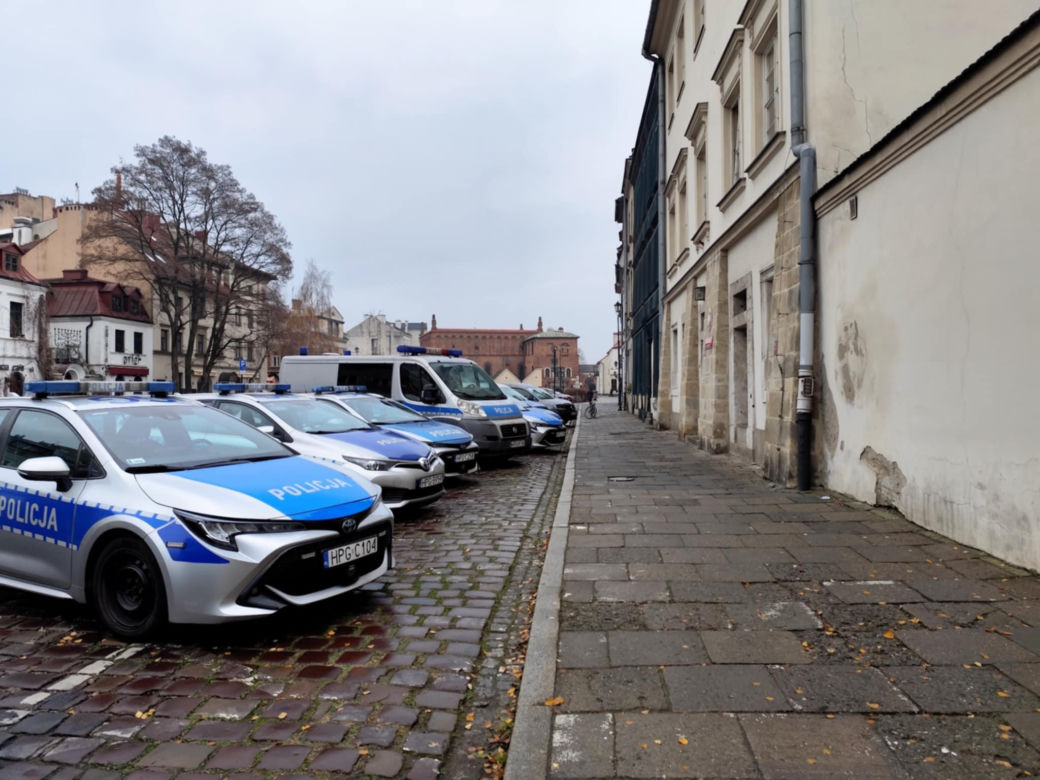 Kraków. Wyrwał policjantom broń i strzelił na komisariacie. Mężczyzna nie żyje, zginęła też jego partnerka