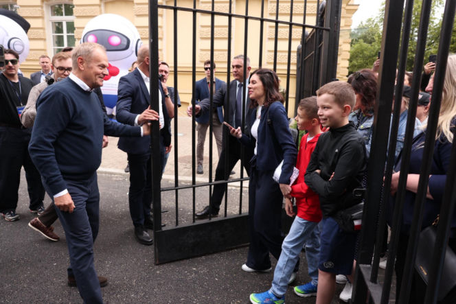 Donald Tusk zaprosił dzieci do ogrodów Kancelarii Premiera