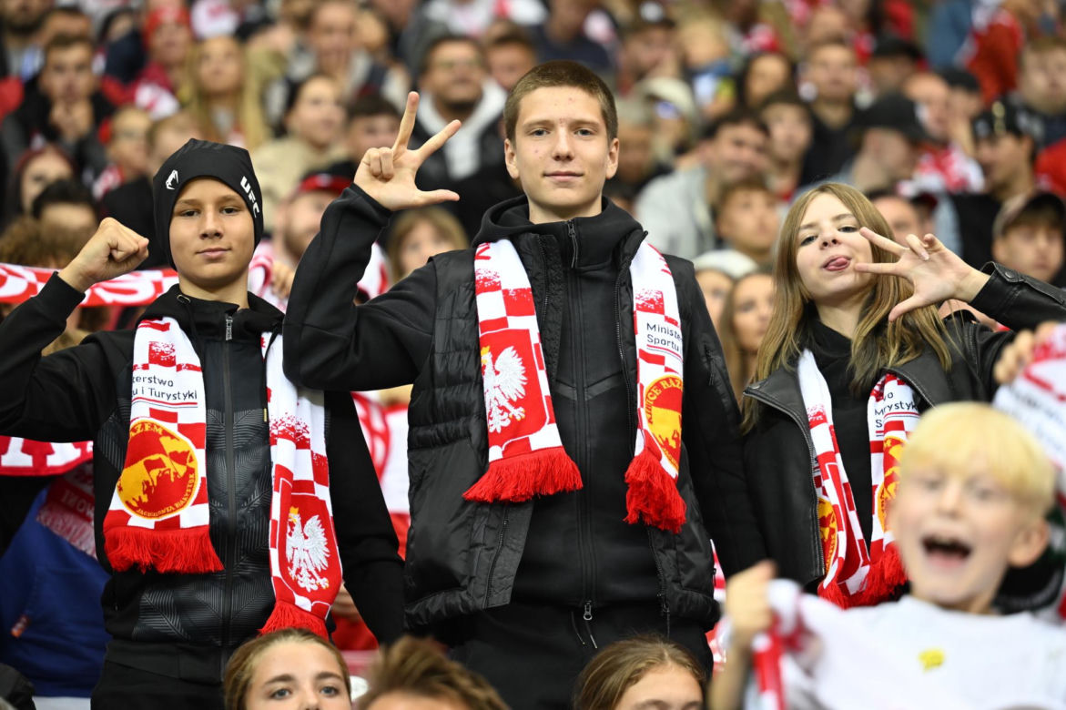 Anna Lewandowska z teściową i jej partnerem na meczu Polska - Bośnia