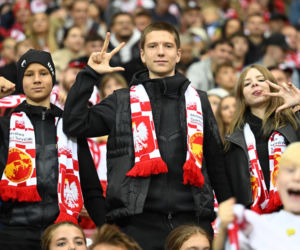 Anna Lewandowska z teściową i jej partnerem na meczu Polska - Bośnia