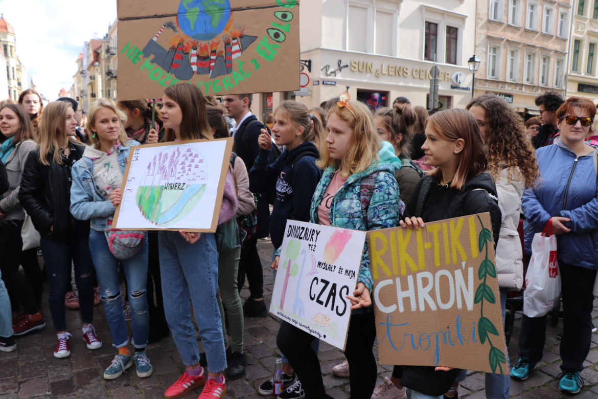Młodzieżowy Strajk Klimatyczny w Toruniu. Protestowali przeciwko rządowi i korporacjom