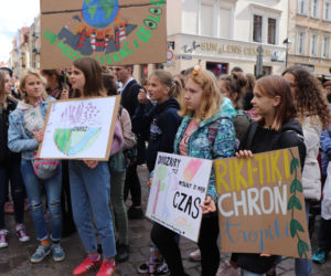Młodzieżowy Strajk Klimatyczny w Toruniu. Protestowali przeciwko rządowi i korporacjom