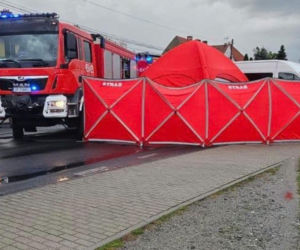 Bus zderzył się z motocyklem. 27-latek nie żyje. Policja przekazała szczegóły