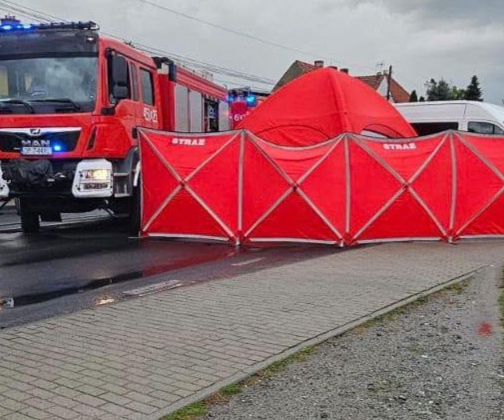 Czerwony wóz strażacki i parawan zasłaniający miejsce wypadku w Namysłowie. O tragedii przeczytasz na SE.