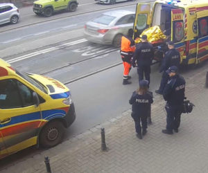 Dramatyczne sceny w sądzie we Wrocławiu. Policjanci walczyli o życie mężczyzny