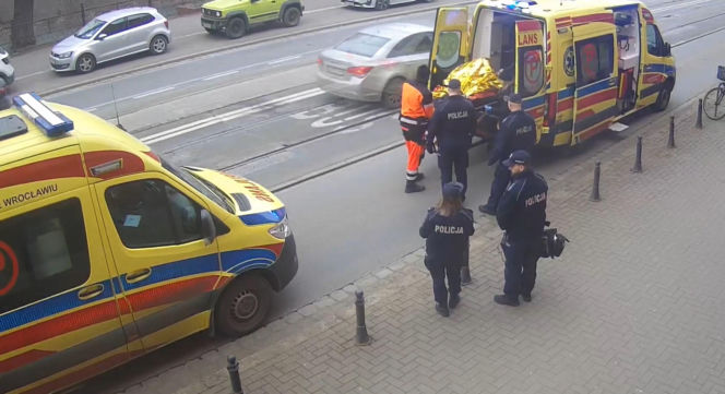 Dramatyczne sceny w sądzie we Wrocławiu. Policjanci walczyli o życie mężczyzny